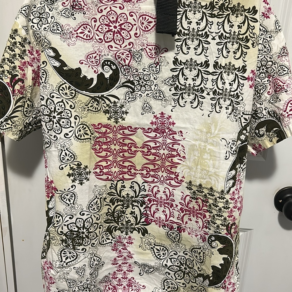 Unique pattern nursing top. - Picture 2 of 3